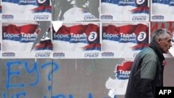 Beograd, grafit ispod predizbornih plakata