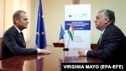 Donald Tusk (balra), akkor még az Európai Tanács elnöke és Orbán Viktor magyar miniszterelnök tavaly Romániában