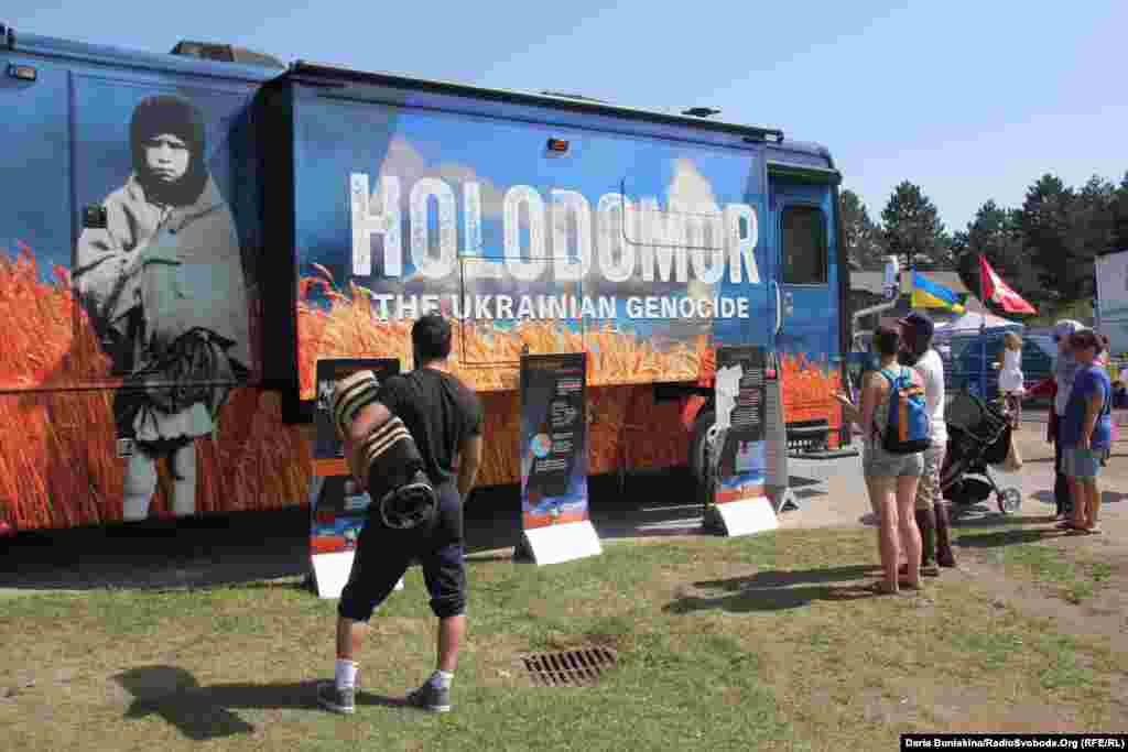 У цьому автобусі показують документальні фільми про Голодомор