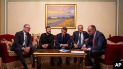 از چپ: کی‌یر استارمر نخست‌وزیر بریتانیا، ولودیمیر زلنسکی رئیس‌جمهور اوکراین، امانوئل مکرون رئیس‌جمهور فرانسه، دونالد توسک نخست‌وزیر لهستان، و فردریش مرتس صدراعظم آلمان. روز ۲۰ اردیبهشت از کی‌یف با دونالد ترامپ، رئیس‌جمهور آمریکا، تماس می‌گیرند