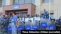 Каракол митинги, Тимур Акбашевдин фотосу, 7-октябрь, 2013-жыл