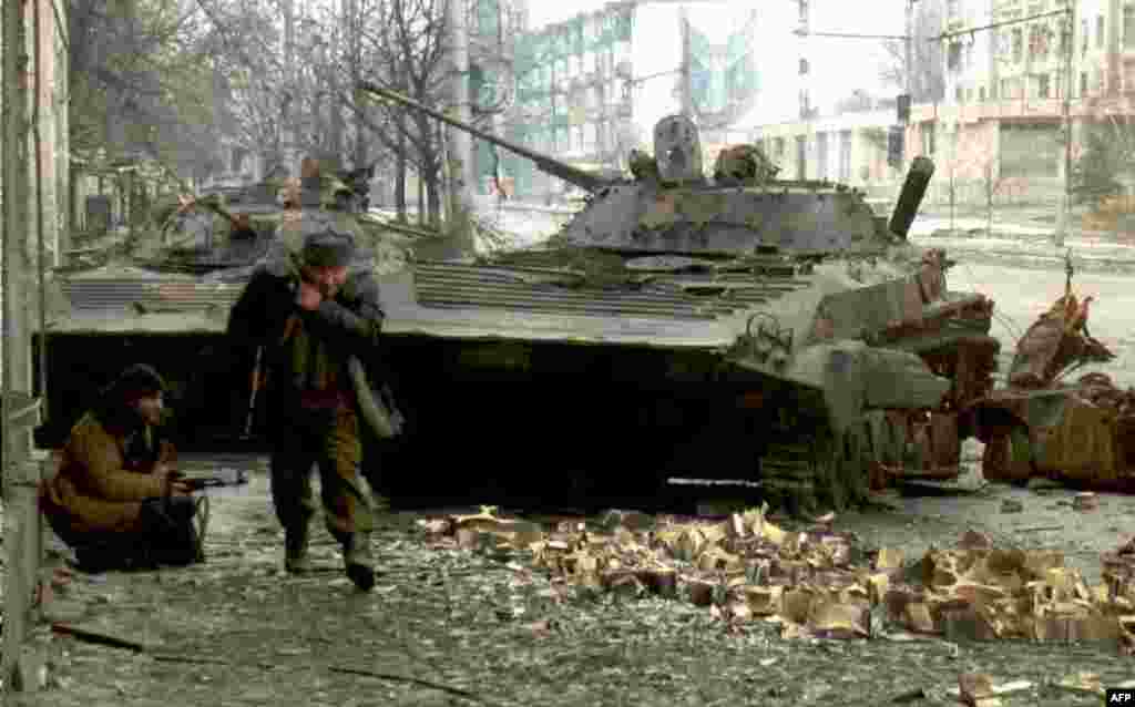 Чеченские бойцы возле разрушенных русских танков, 10 января. На первых этапах войны одна колонна русской техники теряла по 105 из 120 танков и бронетранспортеров.