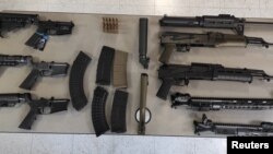 Оружие и боеприпасы, изъятые в ходе полицейской операции и предназначавшиеся для отрядов Армии национального освобождения (ELN) в Венесуэле. Город Риоача, Колумбия, 25 января 2025 года