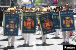 Članovi kineske vjerske grupe Falun Gong hodaju ispred konzulata Narodne Republike Kine u New Yorku, maj 2019.