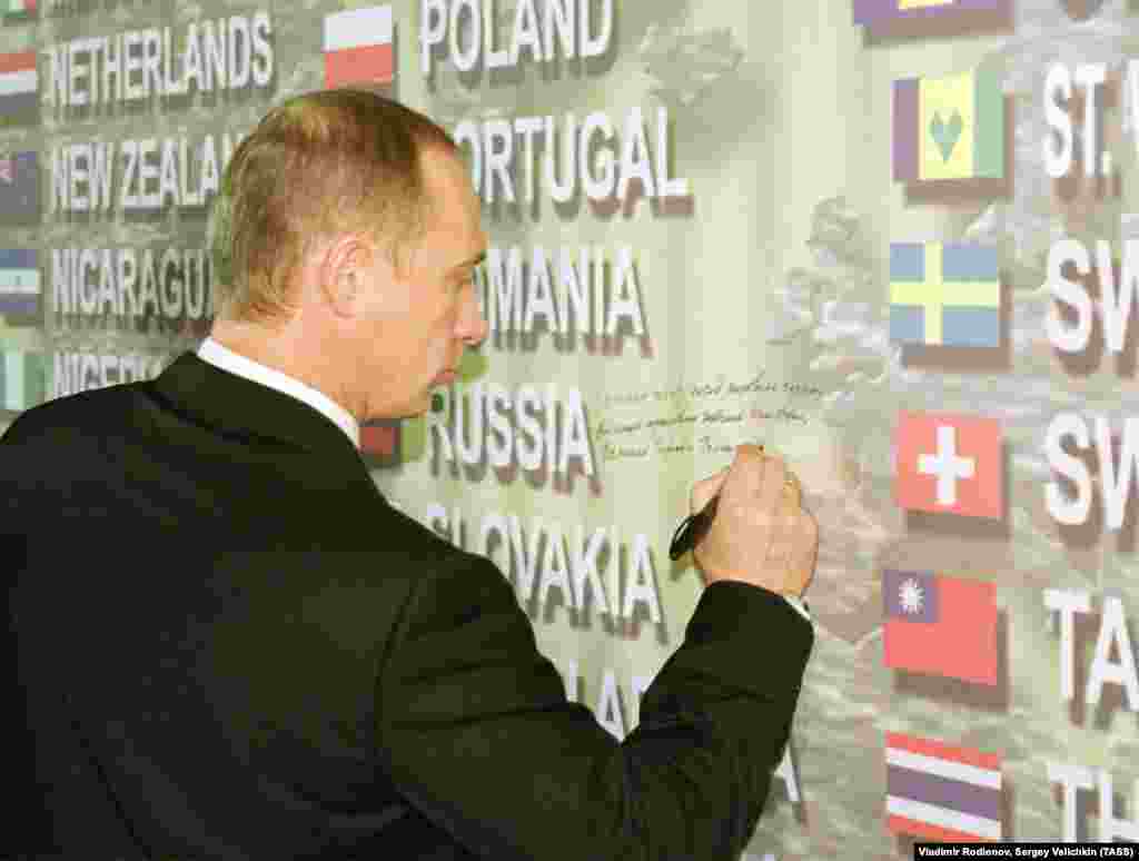 La New York, în noiembrie 2001, la Memorialul victimelor atacurilor teroriste din 11 septembrie 2001