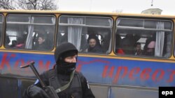 Pripadnik EULEX policije obezbeđuje dolazak pravoslavnih vernika na proslavu Božića u Mitrovici, 07. januar 2009.