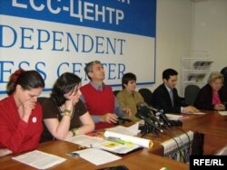 Наталья Юдина (первая слева) и другие российские правозащитники.