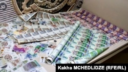 Эксперты назвали разные причины очередного витка падения курса, но сошлись в одном – Нацбанк незамедлительно должен принять меры для обуздания девальвации