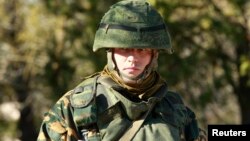Російський солдат на території української військової частини в Євпаторії, 5 березня 2014 року