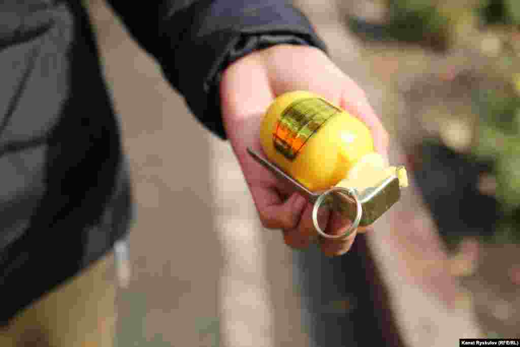 Під час прибирання на площі Ала-То&raquo; волонтер знайшов світлошумову гранату