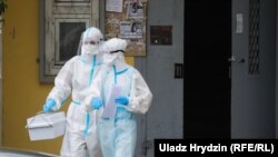 Paramedici în costume speciale de protecție