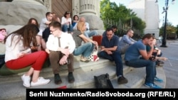 Олег Березюк, який оголосив голодування, і депутати фракції «Самопоміч» на сходах «Будинку з химерами» на вулиці Банковій біля Адміністрації президента, Київ, 19 червня 2017 року