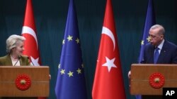 اورسلا فن در لاین (چپ) رئیس کمیسیون اروپایی همراه با رجب طیب اردوغان، رئیس‌جمهور ترکیه