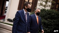 Премиерите на Полша и Унгария Матеуш Моравецки и Виктор Орбан бяха против обвързването на еврофондовете с върховенството на правото и се очаква да го атакуват в Съда на ЕС