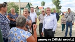 Penza Oblast Governor Ivan Belozertsev (center right) meets with locals in the village of Chemodanovka on June 15. 