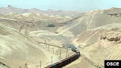 Роҳи оҳан дар шимоли Тоҷикистон водиҳои Узбакистонро бо вилояти Фарғонаи ин кишвар мепайвандад