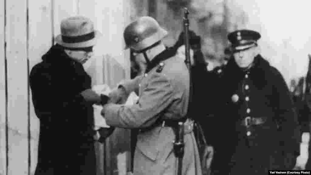 Немски войник проверява документите на евреин.&nbsp;По време на боевете загиват около 6000 евреи, 7000 са убити от немски войници, още толкова са транспортирани в концентрационния лагера в Треблинка, а останалите 36 000 евреи се озовават в лагерите Аушвиц и Майданек (близо до Люблин). Снимка: Дж. Дж. Хайдекер