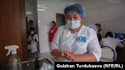 Бишкектеги коронавируска каршы эмдөө учуру. 