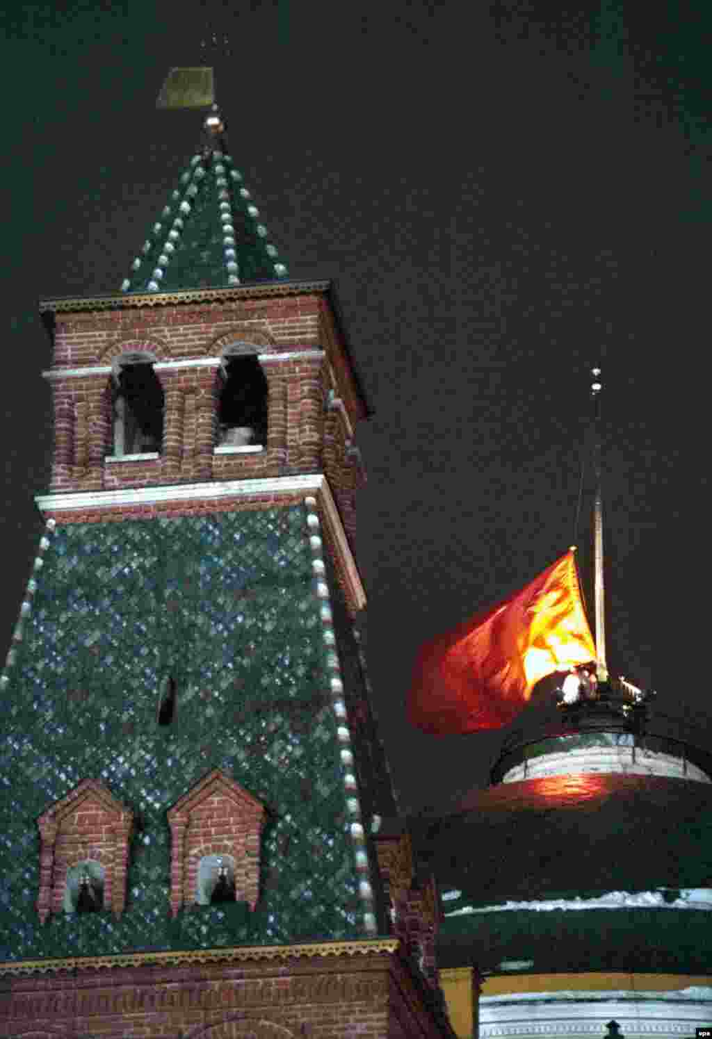 آخرین روز از ماه دسامبر ۱۹۹۱ مقارن با آخرین باری بود که پرچم شوروی بر فراز کرملین دیده شد.