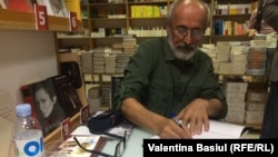 Nicolae Pojoga, dând autografe