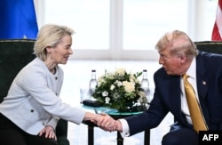 Президент США Дональд Трамп потискає руку президентці Єврокомісії Урсулі фон дер Ляєн під час зустрічі в Тернберрі в Шотландії 27 липня 2025 року