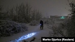 Putovanja maloljetnih migranata najčešće organizuju krijumčari, a istraživanja koja je radio Save the Children sa dječacima bez pratnje pokazalo je da oni krijumčare doživljavaju kao veoma moćne figure koje im ulivaju veliki strah. (fotografija iz januara u blizini napuštenih zgrada gdje su se smjestili neki od migranata kod Bihaća)