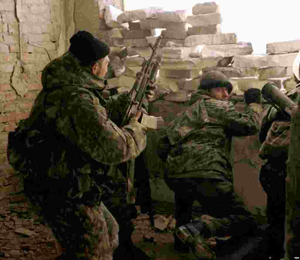 Федеральные войска во время перестрелки в Грозном. Январь 2000 года.