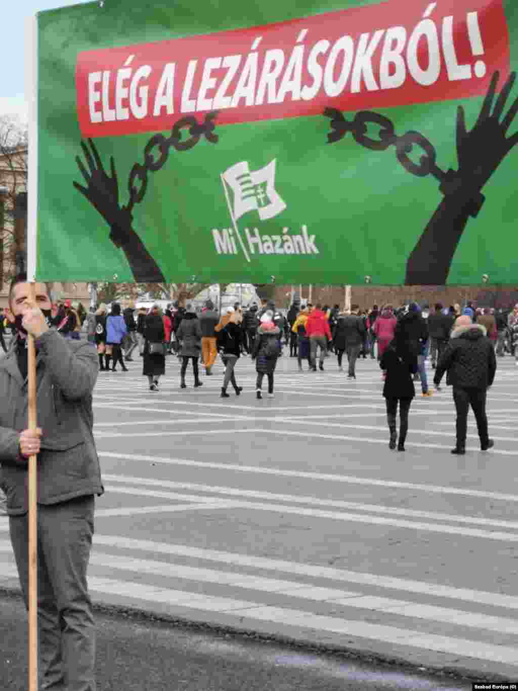 A résztvevők azt állítják, a szektor helyzetének javítására bejelentett kormányintézkedések célt tévesztettek. Szerintük kevés üzlet működik úgy, hogy megfeleljen a támogatás igénybevételéhez szükséges feltételeknek.