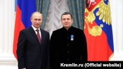 Як зауважили журналісти, «рупор Кремля» Володимир Соловйов (п) також майже перестав говорити про «денацифікацію» і у квітні використав це слово раз за увесь випуск програми