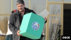 Член избирательной комиссии в Бухаре с выносной урной для избирателей. 27 декабря 2009 года.