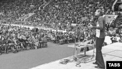 Выступление Евгения Евтушенко на стадионе. 1978 год