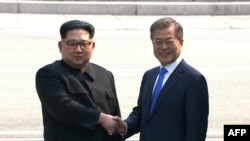 کیم جونگ اون اولین رهبر  کره شمالی است که پس از نزدیک به هفت دهه که از تجزيه شبه جزیره کره می گذرد به خاک کره جنوبی قدم گذاشت.