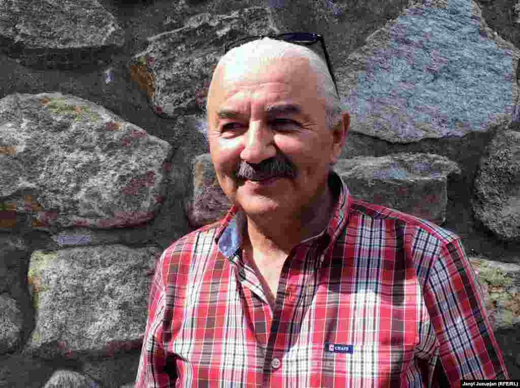 Шараф Шерзад Мулло Абдол, уважаемая личность в Таджикистане. Известен благодаря деятельности его туристической компании &ldquo;Pamir Silk Travel Co&rdquo;, общительному характеру и прекрасному знанию английского языка. Преподает основы туризма в Университете Центральной Азии в Хороге.&nbsp; 