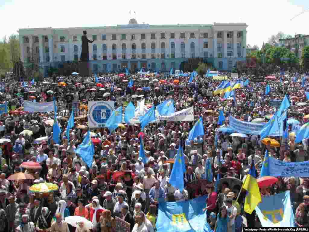 Репатріанти, поклавши вранці квіти до меморіалів пам’яті жертв депортації, вирушили п’ятьма колонами на площу імені Леніна, де о 13:00 з молебню почався мітинг.