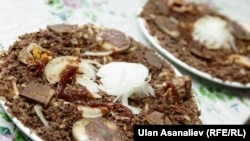 Бишкектеги кафелердин биринде конокторго арналган сый тамак. Архивдик сүрөт.