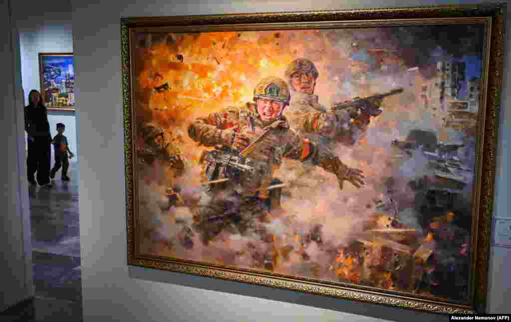 Картина під назвою «За бойового товариша».Те, що північнокорейці таки брали участь у бойових діях на Курщині, Москва визнала вже у квітні, на тлі появи все більшої кількості доказів