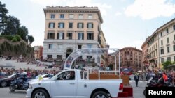 Papamobilul care va transporta sicriul cu trupul neînsuflețit al Papei Francisc până la Basilica Santa Maria Maggiore.