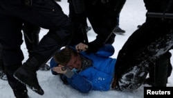 Задержание участника акции в Санкт-Петербурге. 31 января 2021 года