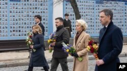 Kanadski premijer Justin Trudeau, italijanska premijerka Giorgia Meloni, ukrajinski predsjednik Volodimir Zelenski, predsjednica Evropske komisije Ursula von der Leyen i belgijski premijer Alexander De Croo u Kijevu 24. februara, na drugu godišnjicu ruske invazije na Ukrajinu.