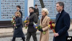 از راست به چپ: نخست‌وزیر بلژیک، رئیس کمیسیون اروپا، رئیس‌جمهور اوکراین، نخست‌وزیر ایتالیا و نخست‌وزیر کانادا