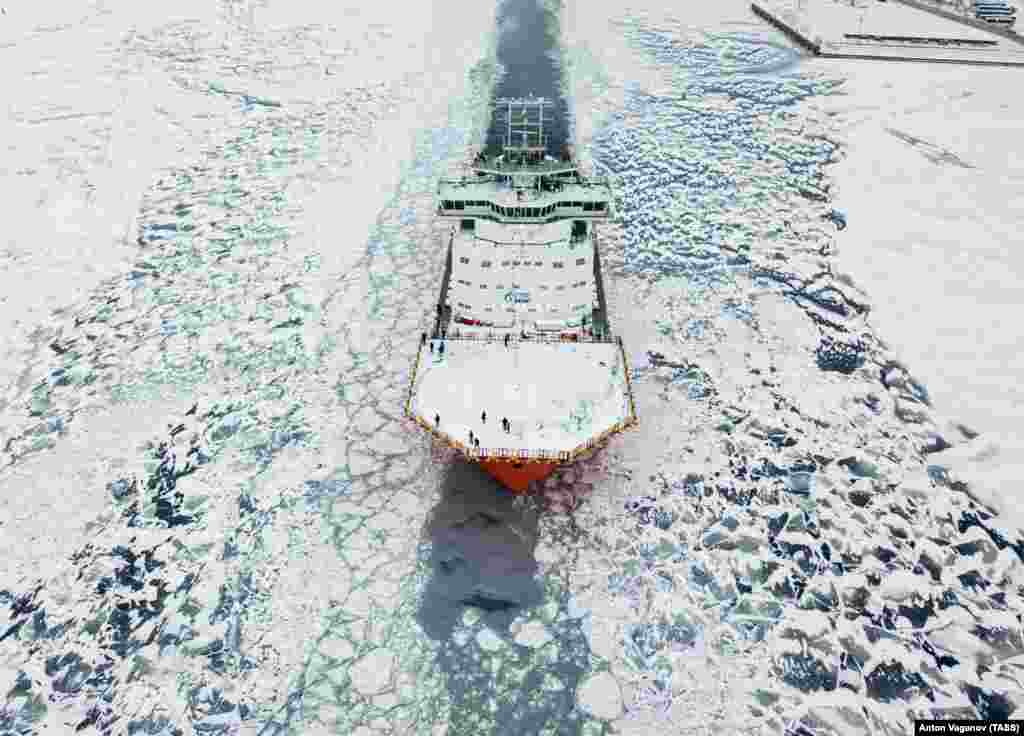 Ресейдің жаңа мұзжарғыш кемесі Андрей Вилкитский Нева өзенінде жүзіп барады