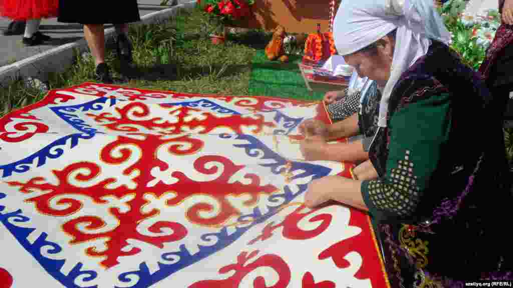 Женщина наносит узоры на сырмаке - казахском войлочном ковре.&nbsp;