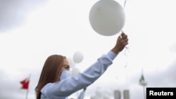 Medicinska sestra na protestima u Brazilu traži vakcine, Brazilija, 7. april, 2021. 