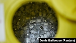 Doza të vaksinës Pfizer dhe Moderna. 