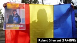 Imagine a procuroarei Laura Codruța Kövesi pe fundalul steagului României purtat de un susținător 