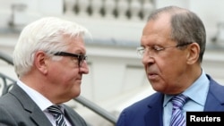 Германиянын жана Орусиянын тышкы иштер министрлери Франк-Вольтер Штайнмайер (солдо) менен Сергей Лавров (оңдо) Венадагы ядролук сүйлөшүү учурунда. 30-июнь, 2015 
