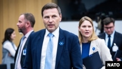 Міністр оборони Естонії Нанно Певкур (в центрі)