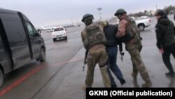 Кадыр Досонов былтыр сентябрь айында дагы кармалган. 