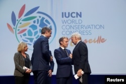 امانوئل مکرون در همایش اتحادیه جهانی حفاظت از طبیعت در حال استقبال از هریسون فورد، سوم سپتامبر ۲۰۲۱