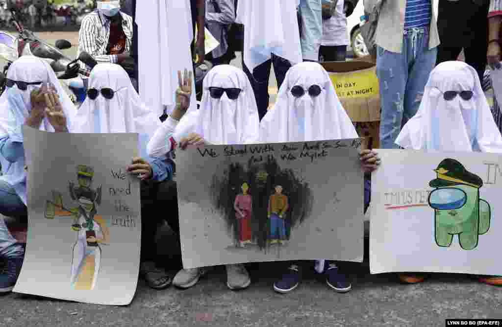 Demonstranti drže plakate tokom protesta protiv vojnog puča u Jangonu, 20. februar.